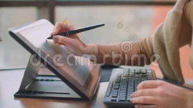 办公室里的一位专业设计师在办公室里坐着一个巨大的窗户，在平板电脑上用手写笔画画